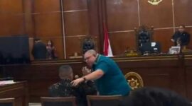 Razman Arif Nasution saat menghampiri Hotman Paris di ruang sidang PN Jakut (foto:IG/@hotmanparis)
