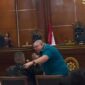 Razman Arif Nasution saat menghampiri Hotman Paris di ruang sidang PN Jakut (foto:IG/@hotmanparis)
