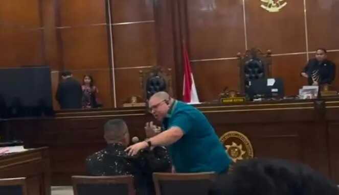 Razman Arif Nasution saat menghampiri Hotman Paris di ruang sidang PN Jakut (foto:IG/@hotmanparis)