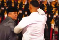 Tangkapan Layar Video Mayor Teddy Tegur Paspampres yang Payungi Prabowo