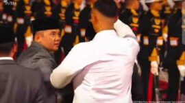 Tangkapan Layar Video Mayor Teddy Tegur Paspampres yang Payungi Prabowo