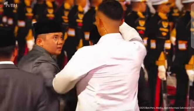 Tangkapan Layar Video Mayor Teddy Tegur Paspampres yang Payungi Prabowo
