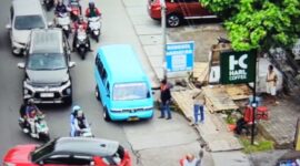 Foto Drone: Tampak jelas aksi preman saat memalak sopir pete-pete di tengah lalu lintas.