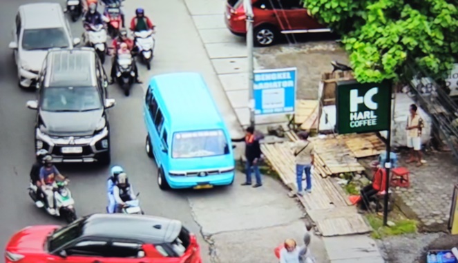 Foto Drone: Tampak jelas aksi preman saat memalak sopir pete-pete di tengah lalu lintas.