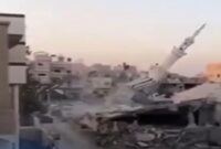 Sebuah menara masjid di Gaza runtuh akibat serangan udara Israel (X.com)