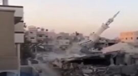Sebuah menara masjid di Gaza runtuh akibat serangan udara Israel (X.com)