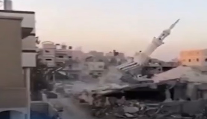 Sebuah menara masjid di Gaza runtuh akibat serangan udara Israel (X.com)