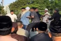 Panitia dan Jemaah nyaris bentrok (Foto tangkapan layar video netizen di media sosial)