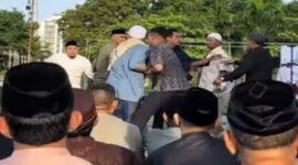 Panitia dan Jemaah nyaris bentrok (Foto tangkapan layar video netizen di media sosial)