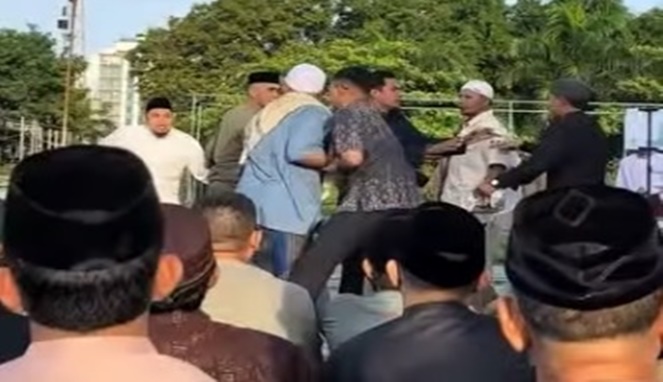 Panitia dan Jemaah nyaris bentrok (Foto tangkapan layar video netizen di media sosial)