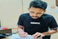 Ayah korban saat menandatangani surat pernyataan penolakan restitusi atas kasus pencabulan terhadap anaknya di hadapan penyidik Polrestabes Makassar.