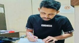 Ayah korban saat menandatangani surat pernyataan penolakan restitusi atas kasus pencabulan terhadap anaknya di hadapan penyidik Polrestabes Makassar.