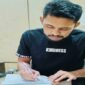 Ayah korban saat menandatangani surat pernyataan penolakan restitusi atas kasus pencabulan terhadap anaknya di hadapan penyidik Polrestabes Makassar.