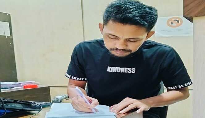 Ayah korban saat menandatangani surat pernyataan penolakan restitusi atas kasus pencabulan terhadap anaknya di hadapan penyidik Polrestabes Makassar.