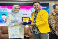 Ketua Komisi B DPRD Sulsel, Andi Azizah Irma Wahyudiati (Kiri) dan Presiden BEM UNM, Hasrul (Kanan).