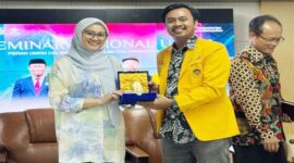 Ketua Komisi B DPRD Sulsel, Andi Azizah Irma Wahyudiati (Kiri) dan Presiden BEM UNM, Hasrul (Kanan).