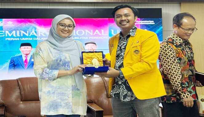 Ketua Komisi B DPRD Sulsel, Andi Azizah Irma Wahyudiati (Kiri) dan Presiden BEM UNM, Hasrul (Kanan).