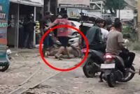Foto Tangkapan Layar Video : Dua Debt Collector di Grobogan Dikeroyok Massa
