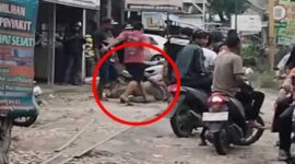 Foto Tangkapan Layar Video : Dua Debt Collector di Grobogan Dikeroyok Massa