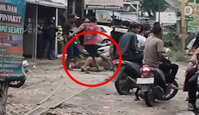 Foto Tangkapan Layar Video : Dua Debt Collector di Grobogan Dikeroyok Massa