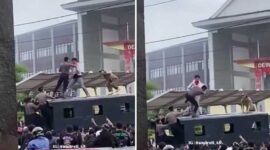 Foto Kolase : Pendemo Vs Polisi Jotos-jotosan di atas Truk