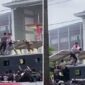 Foto Kolase : Pendemo Vs Polisi Jotos-jotosan di atas Truk
