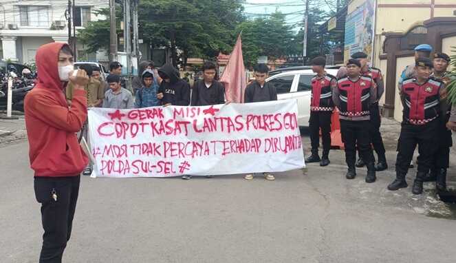 Aksi Demonstrasi terkait isu pungli dalam pembuatan SIM di Polres Gowa