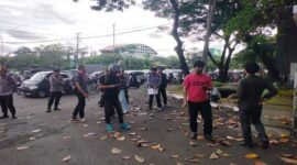 GMPH Sulsel menggelar aksi unjuk rasa di depan Kantor Gubernur Sulsel menuntut penutupan tambang ilegal di Maros.