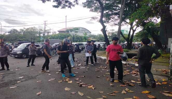 GMPH Sulsel menggelar aksi unjuk rasa di depan Kantor Gubernur Sulsel menuntut penutupan tambang ilegal di Maros.