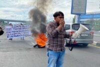 GMPH Sulsel menggelar aksi unjuk rasa di ruas jalan Fly Over Makassar 