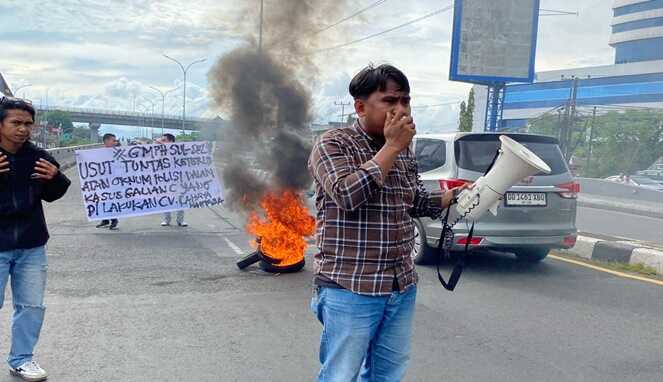 GMPH Sulsel menggelar aksi unjuk rasa di ruas jalan Fly Over Makassar 