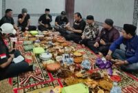 Para jurnalis berkumpul dalam suasana santai saat menunggu buka puasa bersama di Makassar.
