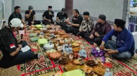 Para jurnalis berkumpul dalam suasana santai saat menunggu buka puasa bersama di Makassar. 