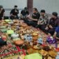 Para jurnalis berkumpul dalam suasana santai saat menunggu buka puasa bersama di Makassar. 