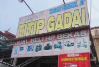 Papan nama CV Irsan Group - Irsan Phone 01 yang bergerak di bidang titip gadai dan jual beli HP bekas di Kabupaten Gowa.