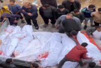 Sejumlah warga Palestina mengangkat jenazah korban serangan udara Israel di Gaza. (Ist)