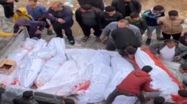Sejumlah warga Palestina mengangkat jenazah korban serangan udara Israel di Gaza. (Ist)