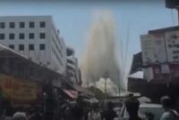 Warga pasar panik saat menyaksikan gedung tinggi ambruk akibat gempa dahsyat yang mengguncang Myanmar dan terasa hingga Thailand. (Foto Warga Myanmar di Medsos)