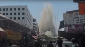 Warga pasar panik saat menyaksikan gedung tinggi ambruk akibat gempa dahsyat yang mengguncang Myanmar dan terasa hingga Thailand. (Foto Warga Myanmar di Medsos)