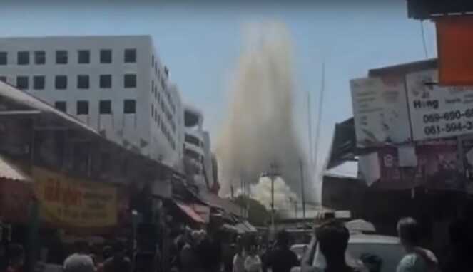 Warga pasar panik saat menyaksikan gedung tinggi ambruk akibat gempa dahsyat yang mengguncang Myanmar dan terasa hingga Thailand. (Foto Warga Myanmar di Medsos)