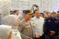 Kapolda Sulsel bersama Satgas Pangan Polda Sulsel saat mengecek stok beras dan gula di gudang Bulog Sulsel. (Dok,Satgas Pangan Polda Sulsel)