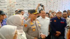 Kapolda Sulsel bersama Satgas Pangan Polda Sulsel saat mengecek stok beras dan gula di gudang Bulog Sulsel. (Dok,Satgas Pangan Polda Sulsel)
