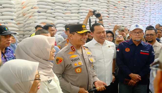 Kapolda Sulsel bersama Satgas Pangan Polda Sulsel saat mengecek stok beras dan gula di gudang Bulog Sulsel. (Dok,Satgas Pangan Polda Sulsel)