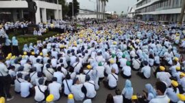 Pemilik PT Sritex duduk bersama ribuan karyawannya sebagai salam perpisahan terakhir (Foto Facebook Sritex)