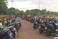 Suasana parkir di kawasan Ramadan Fair Gowa yang dipenuhi kendaraan bermotor.