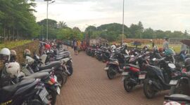 Suasana parkir di kawasan Ramadan Fair Gowa yang dipenuhi kendaraan bermotor.