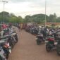 Suasana parkir di kawasan Ramadan Fair Gowa yang dipenuhi kendaraan bermotor.