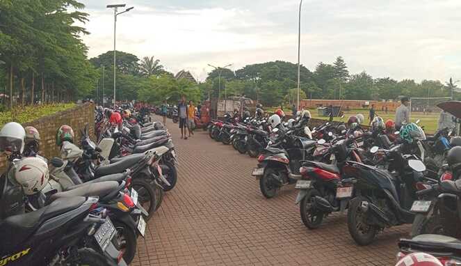 Suasana parkir di kawasan Ramadan Fair Gowa yang dipenuhi kendaraan bermotor.