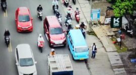 Penampakan preman jalanan yang memalak sopir pete-pete di Jalan Perintis Makassar (Foto Drone : Flx)