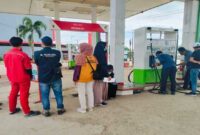 Tim pengawas dari PT Pertamina, Meteorologi, dan Kementerian Perdagangan melakukan inspeksi di SPBU Rama Barru setelah ditemukan dugaan kecurangan dalam takaran BBM, Kamis (13/3/2025).